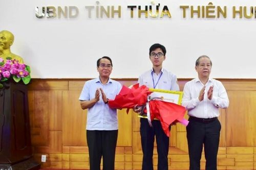 Khen thưởng học sinh đạt Huy chương Vàng Olympic Sinh học quốc tế 2020