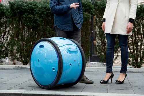 Piaggio Fast Forward giới thiệu robot 2 bánh chở đồ đi theo chủ nhân