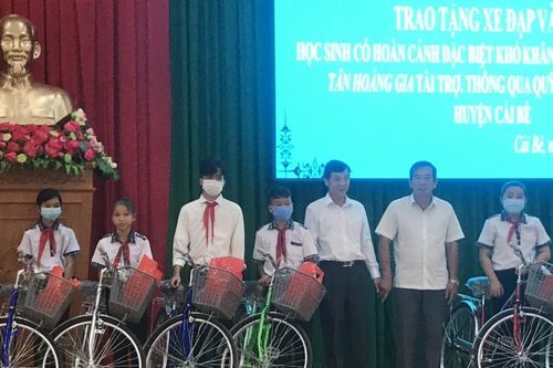 Tặng 125 xe đạp cho học sinh đặc biệt khó khăn tại Cái Bè, Tiền Giang