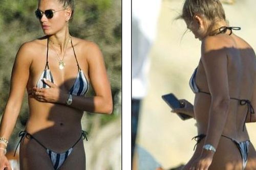Sao truyền hình Anh quốc quyến rũ ngây ngất với bikini nhỏ xíu