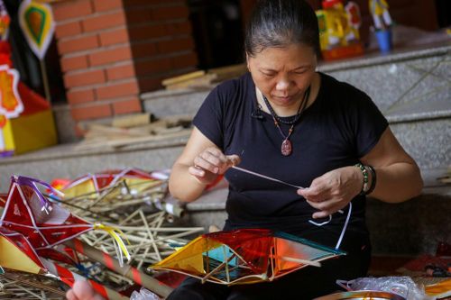 Người 'giữ lửa' thắp sáng đèn ông sao làng Hậu Ái