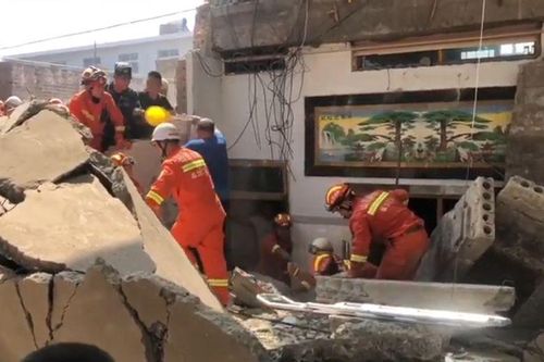 Trung Quốc: Nhà hàng 2 tầng bất ngờ đổ sập, 45 người thương vong