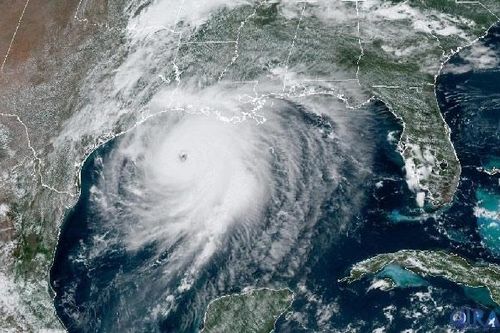 Các nhà máy lọc dầu ở Texas và Louisiana trở lại hoạt động sau bão