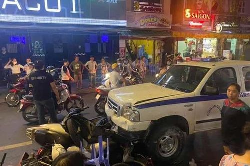 Xe công an phường gây tai nạn liên hoàn trên phố đi bộ Bùi Viện