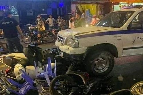 Khoảnh khắc xe công an phường lao vào quán nhậu ở phố Bùi Viện