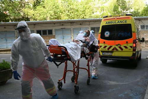 Dịch COVID-19: Hungary đóng cửa biên giới, Đức đối phó biểu tình