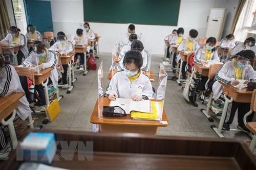 Vũ Hán chuẩn bị cho học kỳ mới, Argentina và Anh nới lỏng hạn chế