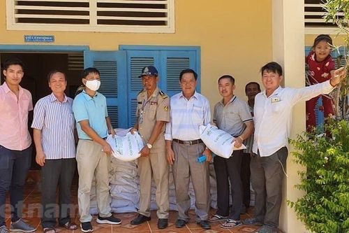 Cần Thơ gửi quà tình nghĩa tới bà con gốc Việt tại Campuchia