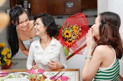 Sinh con xong, tôi không để mẹ chồng bế cháu, đến ngày thôi nôi, nhìn bà tặng cháu chiếc váy nhăn nhúm mà tôi bật khóc