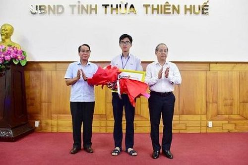Thừa Thiên Huế: Khen thưởng học sinh đạt Huy chương Vàng Olympic Sinh học Quốc tế