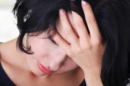 Nửa đêm nghe tiếng chuông cửa, tôi choáng nặng khi thấy cô bạn thân của chồng bế con đứng trước cổng với khuôn mặt bầm tím
