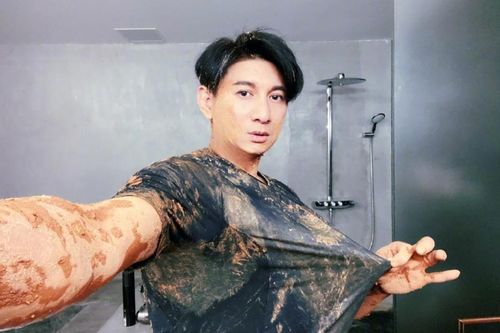 Dàn bảo vệ của 'Ca ca tràn đầy sức sống' đẩy ngã Ngô Kỳ Long nhưng không bị cư dân mạng khiển trách