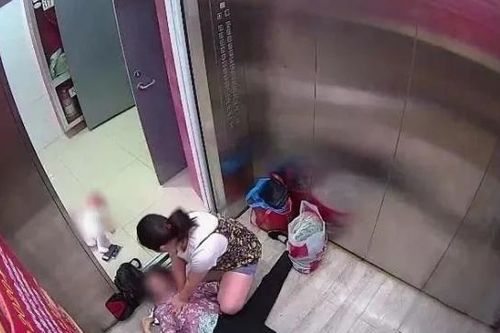 Thấy người già ngất xỉu trong thang máy, mẹ đặt con 6 tháng tuổi xuống đất để cứu giúp