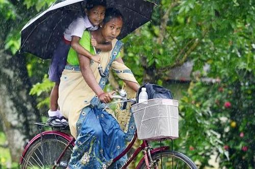Tặng xe đạp để nữ sinh tiếp tục giấc mơ học đại học