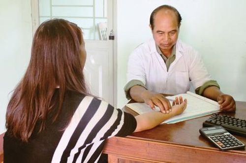 Vợ chồng bác sĩ chung tay xóa bỏ hủ tục, cứu sống nhiều trẻ sơ sinh