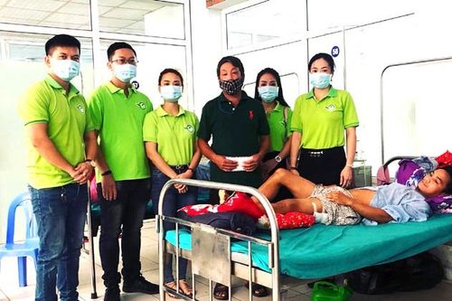 Trao 11,6 triệu đồng cho em Thào Seo Phử