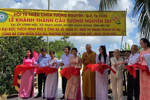 Bàn giao cầu nông thôn, tặng quà đến người nghèo, học sinh