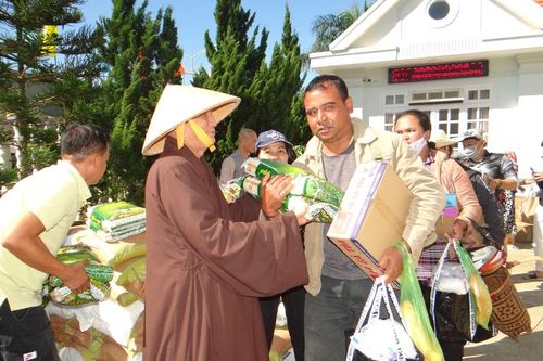 Lâm Đồng : Chùa Đức Quang, Q.4 trao tặng quà từ thiện