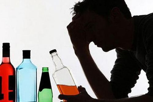 Cảnh giác với nôn, nấc kéo dài ở người lạm dụng rượu