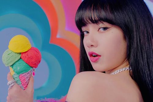 Ngoài vòng cổ tiền tỉ, Lisa BLACKPINK đeo cả trang sức 1,5 triệu đồng trong 'Ice Cream'