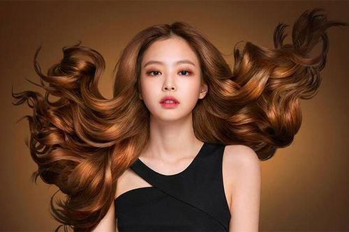 Lý do bạn không nên 'chữa cháy' tóc bết bằng dầu gội khô, có cách tốt hơn nhiều