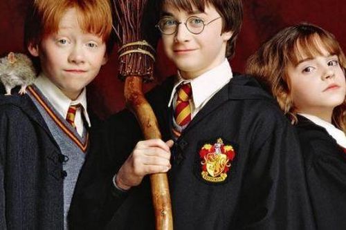 'Harry Potter' phần đầu cán mốc 1 tỷ USD nhờ chiếu lại, fan Việt mê xem phim rạp nghĩ sao?
