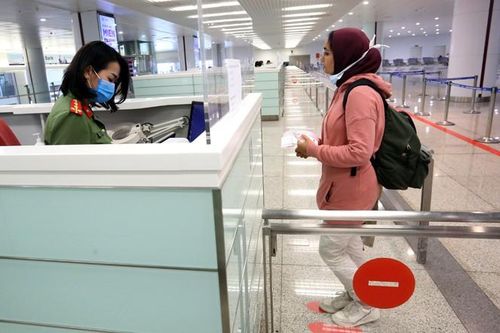 Quy định việc kiểm soát xuất nhập cảnh đối với người đi trên phương tiện quốc phòng, an ninh ra, vào lãnh thổ Việt Nam để thực hiện nhiệm vụ quốc phòng, an ninh