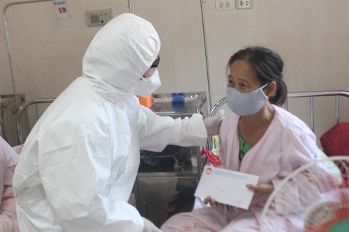 Mặt trận Quảng Trị tặng quà bệnh nhân tại BV Trung ương Huế