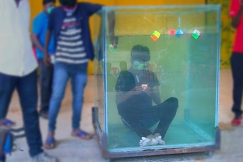 Chàng trai lập kỷ lục vừa lặn vừa giải 6 khối rubik