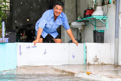 Thủ Đức ngập sâu, người dân lội nước về nhà
