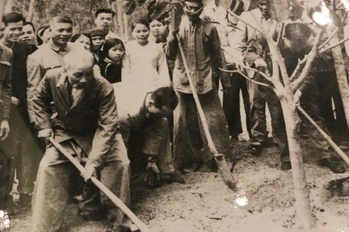 Những hình ảnh xúc động của Chủ tịch Hồ Chí Minh tại Hà Nội