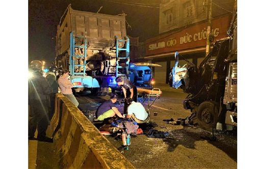 Đâm vào sau xe tải đang dừng trên đường, một tài xế tử vong
