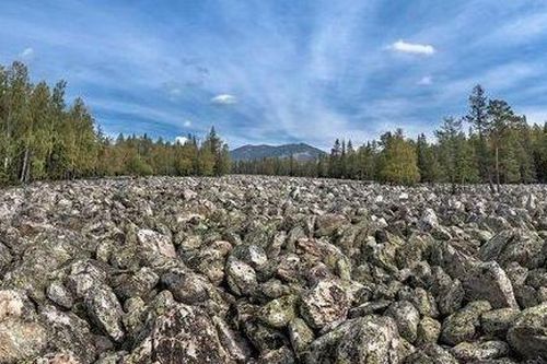 Chiêm ngưỡng dòng sông kỳ lạ, suốt nghìn năm không có nước ở Nga