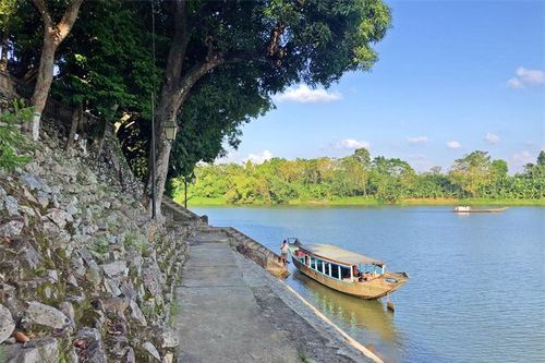Lỡ cung đàn Hương giang