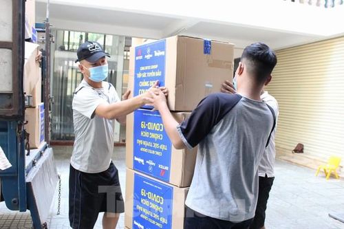 Báo Tiền Phong trao tặng 2.000 bộ đồ bảo hộ tiếp sức Đà Nẵng, Quảng Nam chống dịch