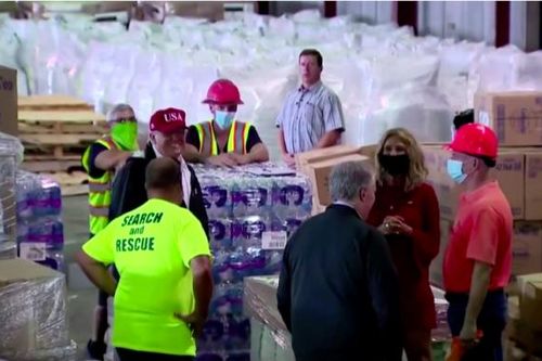 Trump thăm các khu vực bị ảnh hưởng bởi cơn bão Laura