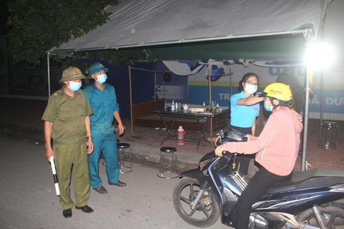 Đình chỉ trưởng trạm y tế xã ở Thanh Hóa do lơ là chống dịch