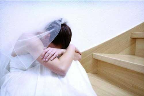 Tôi vừa cởi chiếc váy cưới đắt tiền thì mẹ chồng đột ngột đẩy cửa vào, bà nhìn tấm lưng trần của tôi rồi thốt lên một câu khiến tôi uất nghẹn