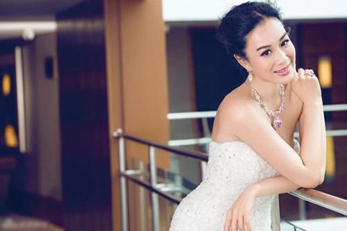 'Mỹ nữ gốc Việt đẹp nhất Châu Á' 50 tuổi vẫn mảnh mai, hấp dẫn khiến gái trẻ phải ghen tị: Bí quyết đến từ một nguyên tắc cực hay khi ăn tối