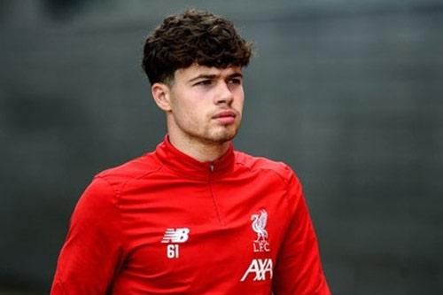 Fan Liverpool chê bai 'tội đồ' Neco Williams, tâng bốc Minamino