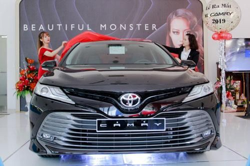 Giá lăn bánh Toyota Camry mới nhất