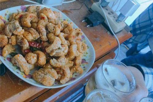 Chàng trai khoe món tóp mỡ tuổi thơ 'thần thánh', cả nghìn người vào 'xin miếng' vì quá thèm