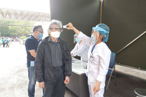 Người dân cần làm gì khi đi khám bệnh trong dịch COVID-19?