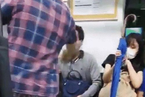 Bị nhắc nhở đeo khẩu trang, người đàn ông hành hung khách trên tàu điện ngầm