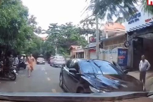 Clip: Đỗ xe lấn chiếm lòng đường còn lớn tiếng quát nạt, tài xế ô tô lĩnh trọn cú tát đau điếng