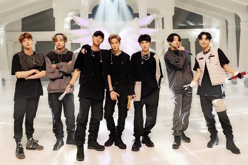Hát toàn bài cũ nhưng sân khấu tại FNS Music Festival 2020 của BTS có gì khiến Knet vẫn phải tấm tắc ngợi khen?
