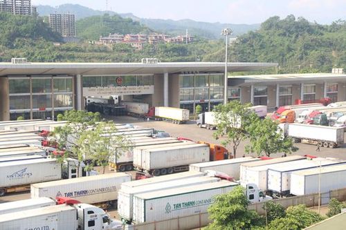 Xuất - nhập khẩu qua cửa khẩu Lào Cai đạt gần 2 tỷ USD