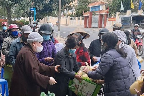 Trao 300 suất quà cho người khó khăn bị ảnh hưởng do dịch Covid-19