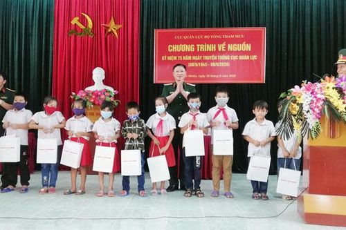 Tặng 50 suất quà tại xã Bộc Nhiêu