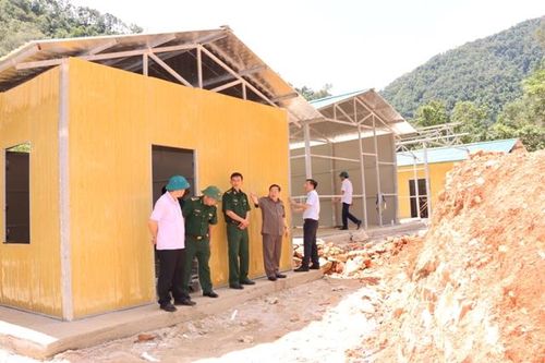 Kiểm tra tiến độ thi công nhà ở cho các hộ nghèo ở Mường Tè theo Đề án 245